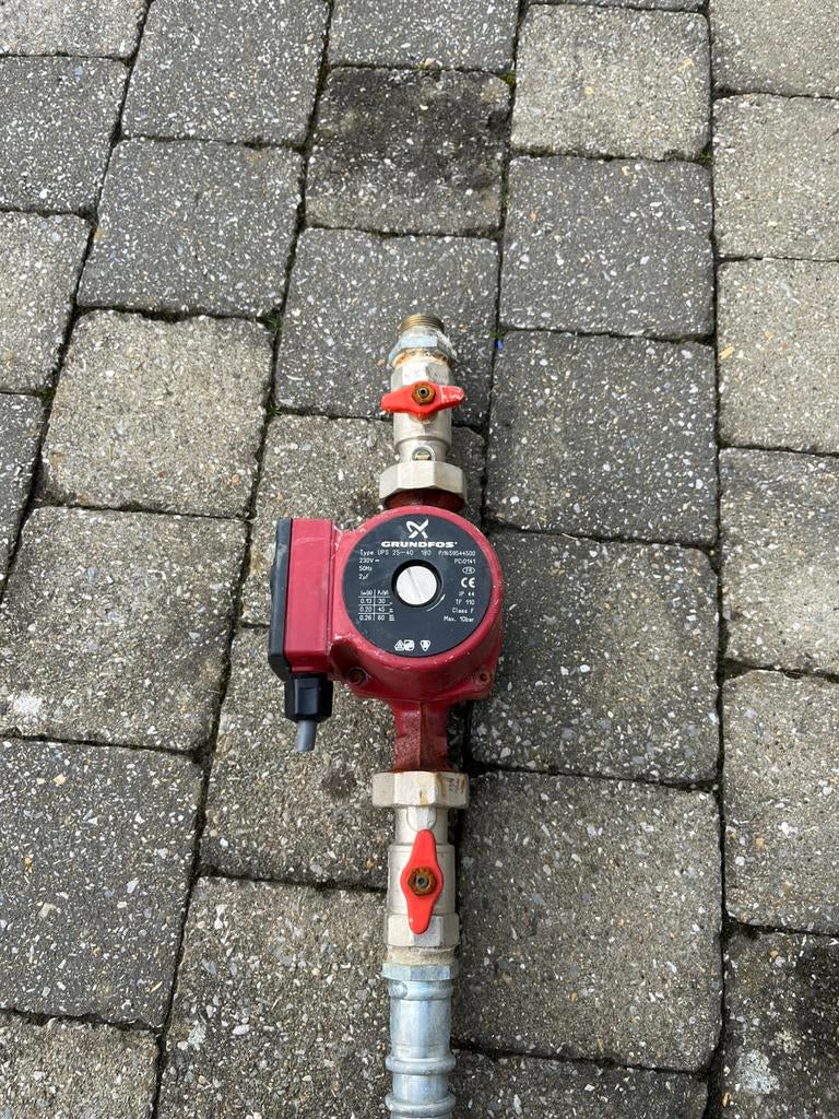 Pompe de circulation Grundfos UPS 25-40 180, Bricolage & Construction, Chauffe-eau & Boilers, Comme neuf, Élément, Inconnu, Enlèvement