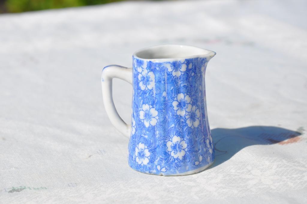 cremier en porcelaine bleu et fleurs  blanches (4), Antiek en Kunst, Ophalen of Verzenden