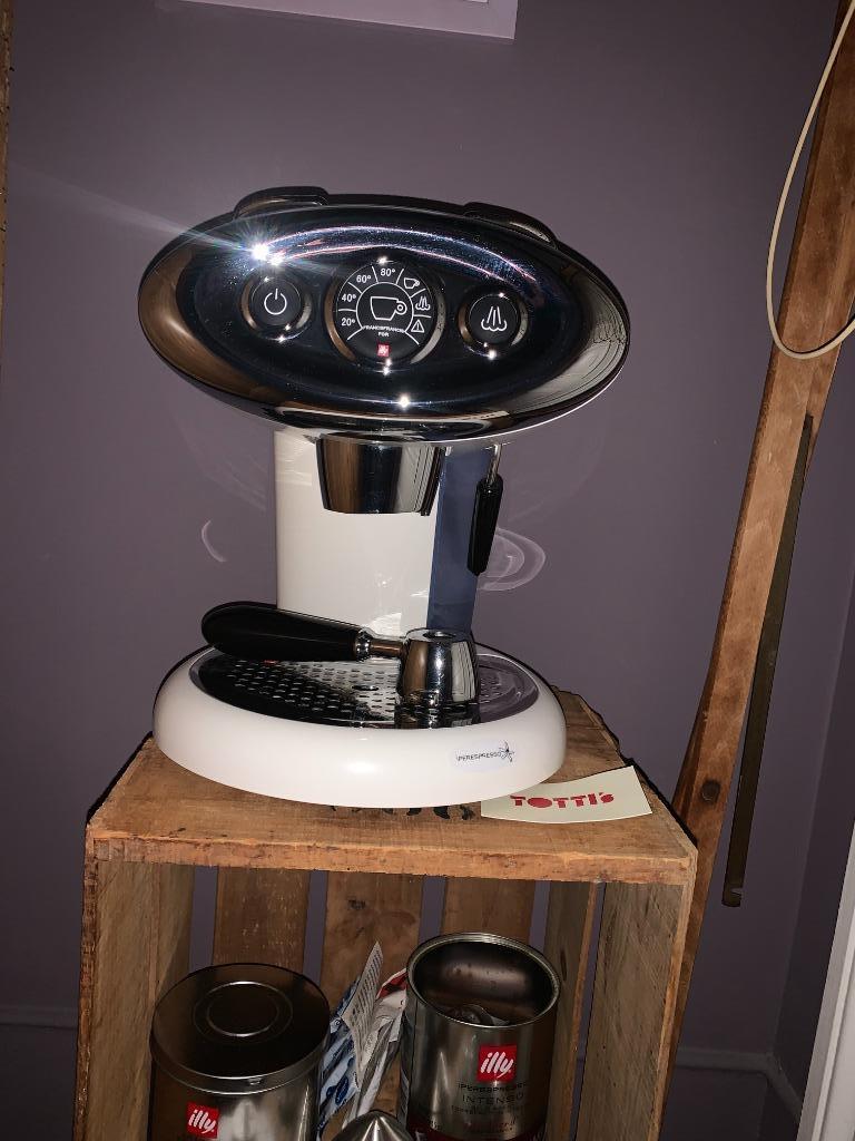 Machine à expresso Illy, Machine à espresso, Réservoir d'eau amovible, Dosettes et capsules de café, Enlèvement