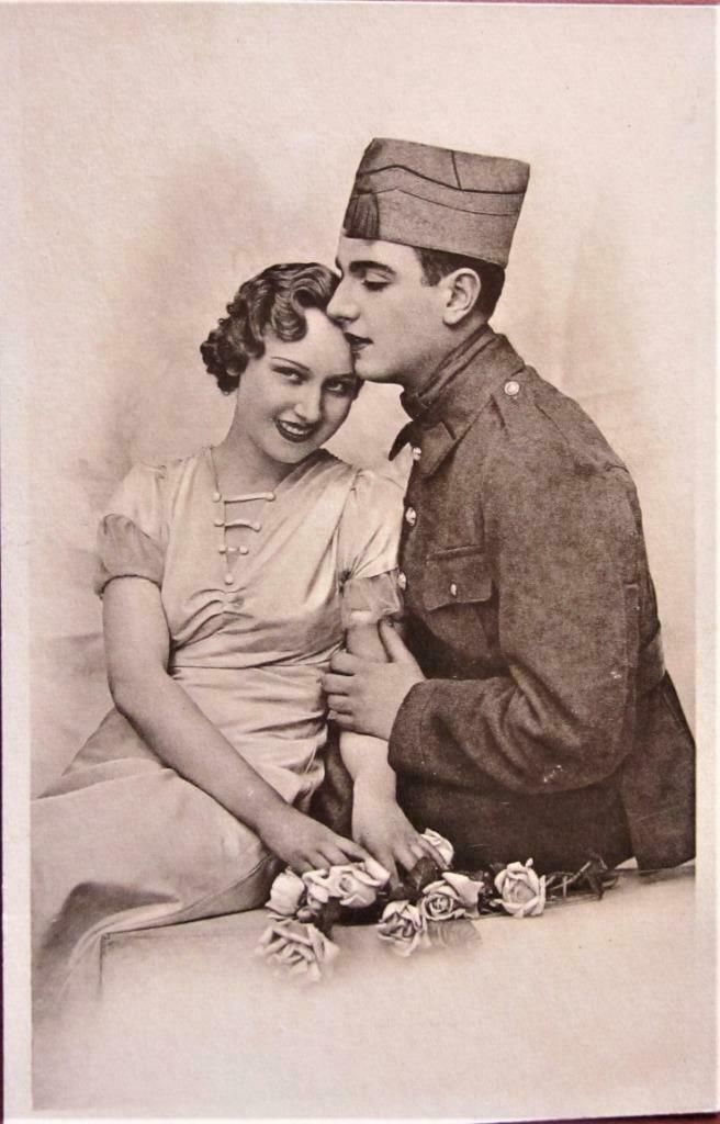 POSTKAART MILITAIR- SOLDAAT MET VRIENDIN, Verzamelen, Ophalen of Verzenden, Ongelopen