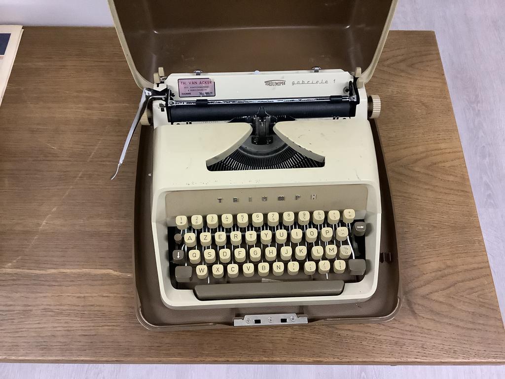 Oude typemachine Triumph gabriele 1 (enkel ophalen), Ophalen