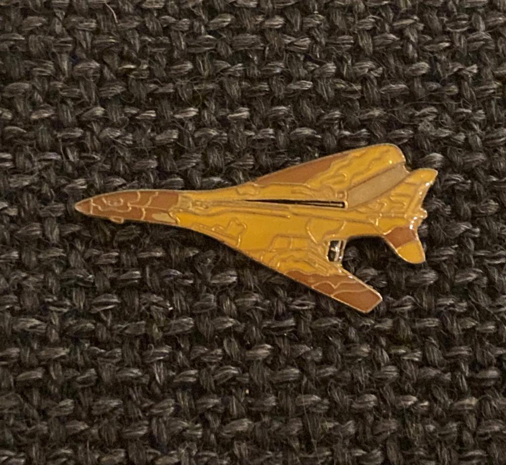 PIN - VLIEGTUIG - AVION - STRAALJAGER - GEVECHTSVLIEGTUIG, Verzenden, Gebruikt, Overige onderwerpen, Speldje of Pin