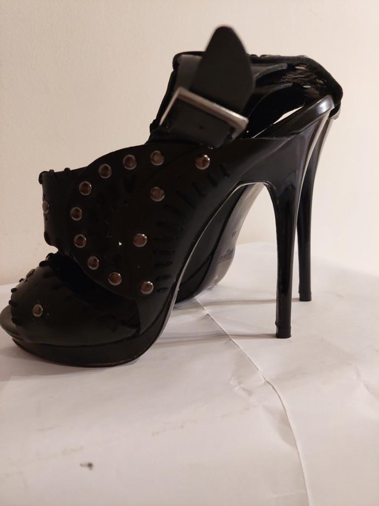261C* Jimmy CHOO H&M zwarte volledig lederen sandalen (40), Kleding | Dames, Schoenen, Zwart, Zo goed als nieuw, Schoenen met hoge hakken