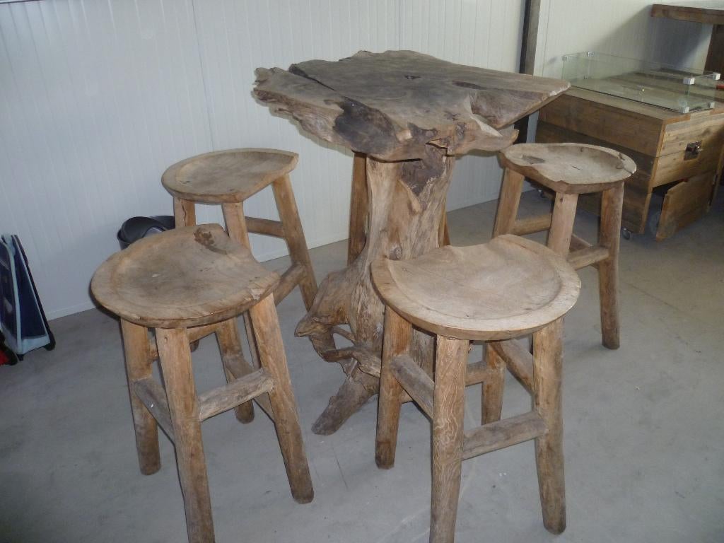 HOOGE BOOMSTAM TAFEL + 5 BARKRUKKEN IN TROPISCH HOUT, Antiek en Kunst, Ophalen