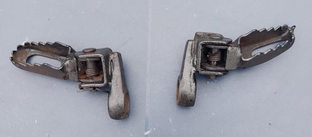 Yamaha DT 250/400 MX 1977-1980 voorste voetsteunen, Ophalen of Verzenden, Gebruikt