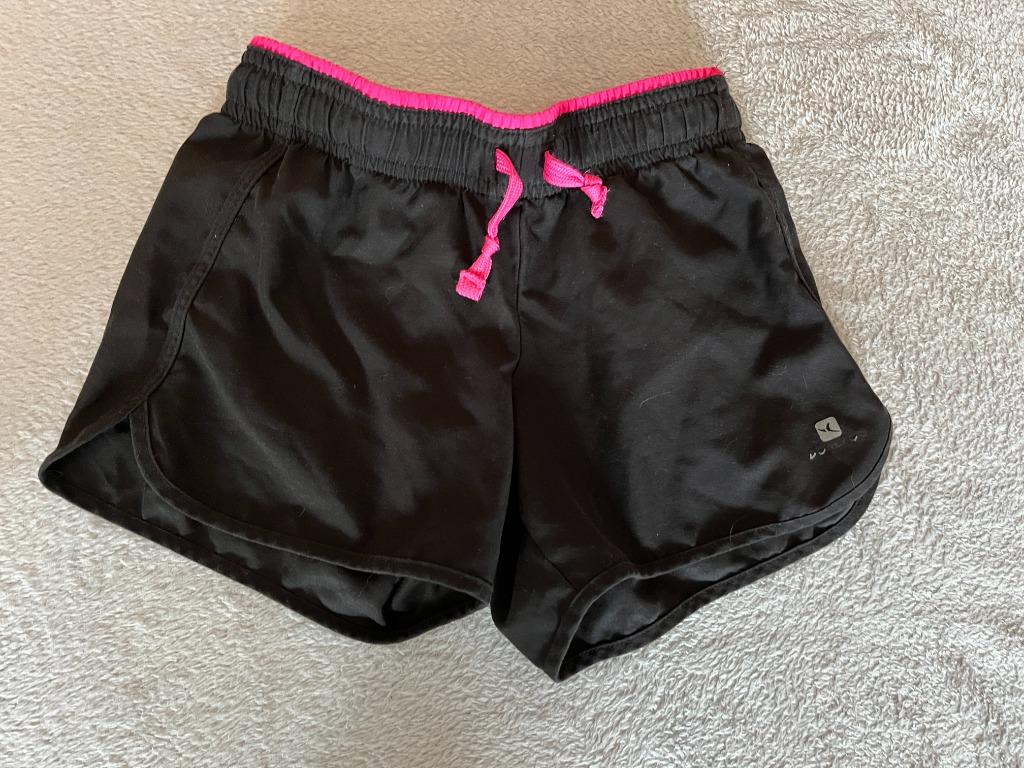 Short Decathlon zwart/roze maat 128, Pantalon, Enlèvement ou Envoi, Decathlon, Comme neuf
