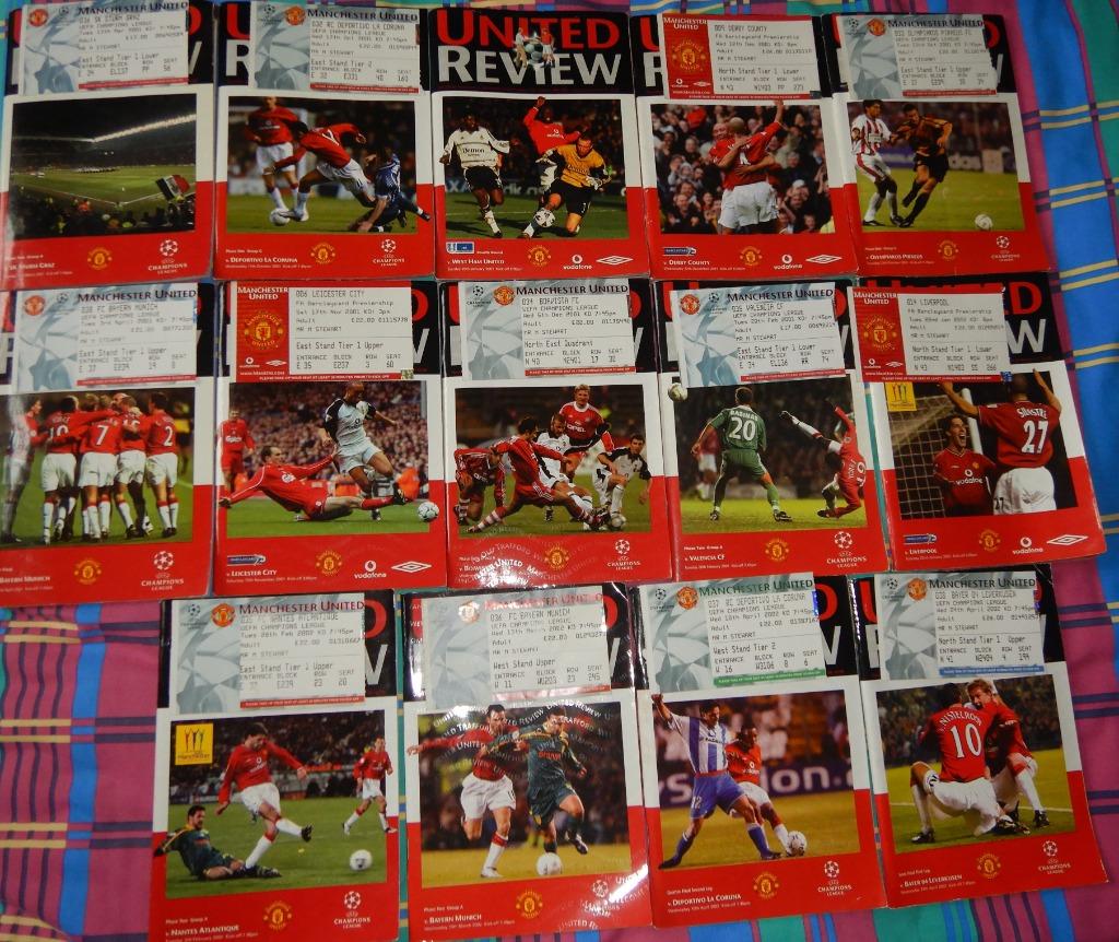 Manchester United : 14 United Review + Tickets., Enlèvement ou Envoi, Comme neuf