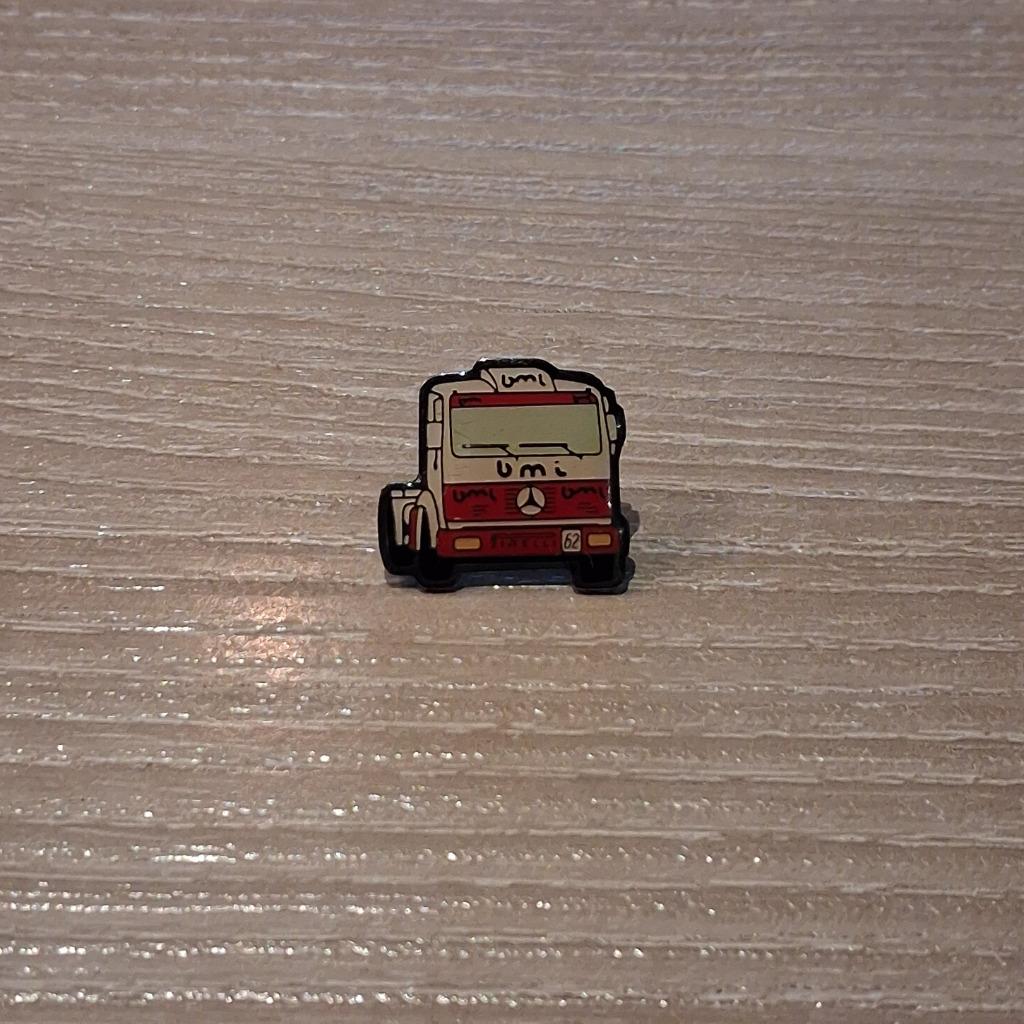PIN - TRUCK - CAMION - UMI - MERCEDES, Verzamelen, Speldjes, Pins en Buttons, Verzenden, Gebruikt, Transport, Speldje of Pin