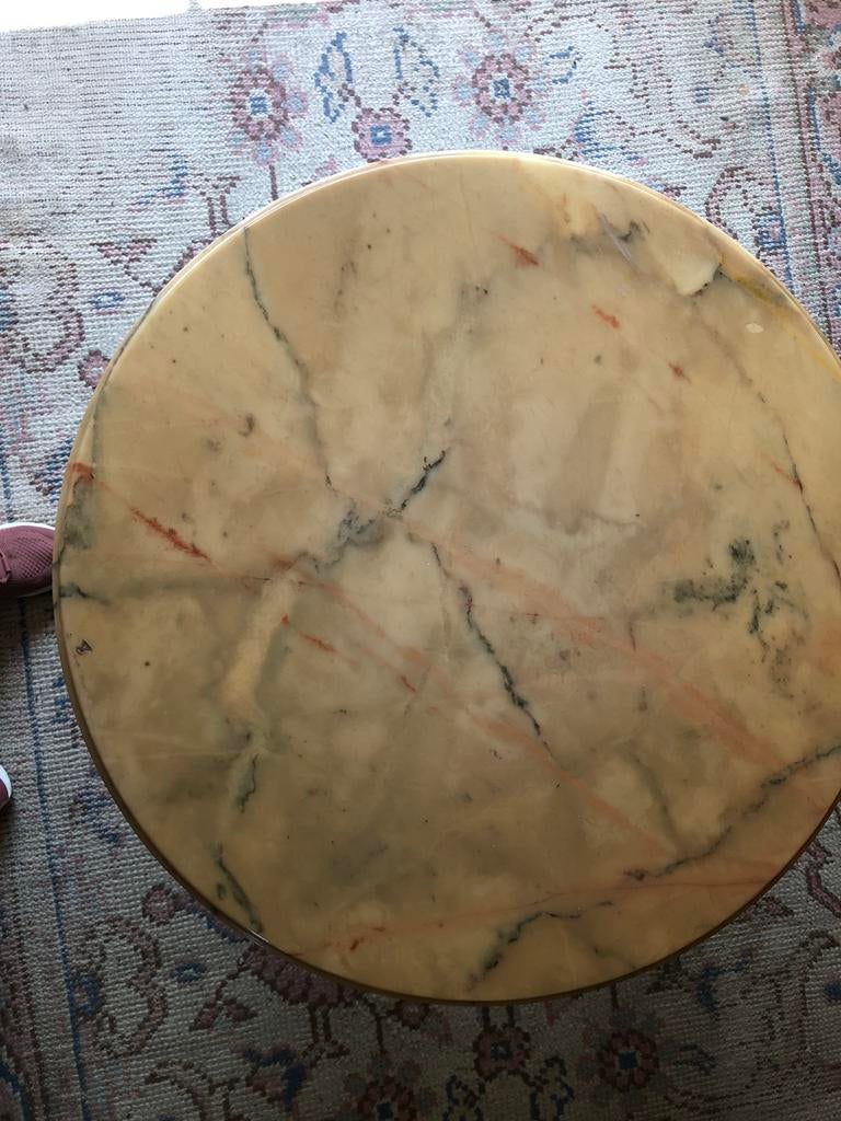 Table basse en marbre, pieds en laiton. Très bon état., Ophalen
