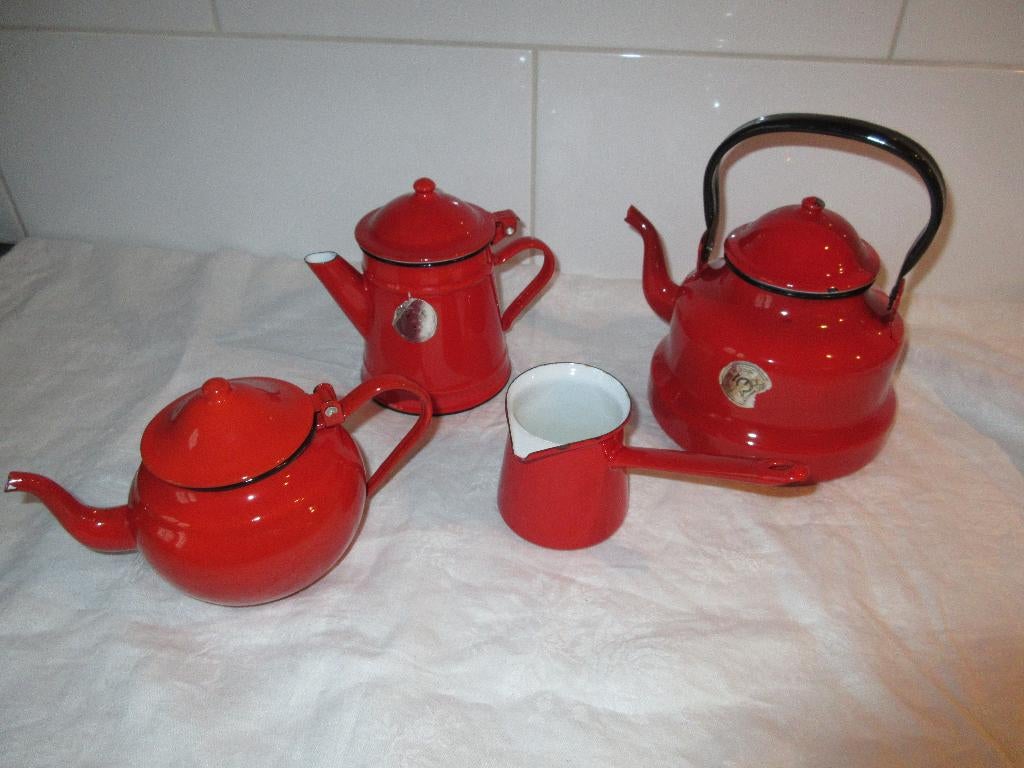 Koffiepot in emaille rode keukenpotten Ero emaille Roemenië, Antiek en Kunst, Ophalen