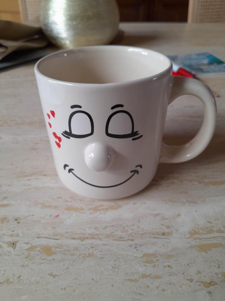 Koffie- en/of soeptas met smilley op en een neus heeft, Huis en Inrichting, Keuken | Servies, Nieuw, Ophalen of Verzenden, Overige stijlen