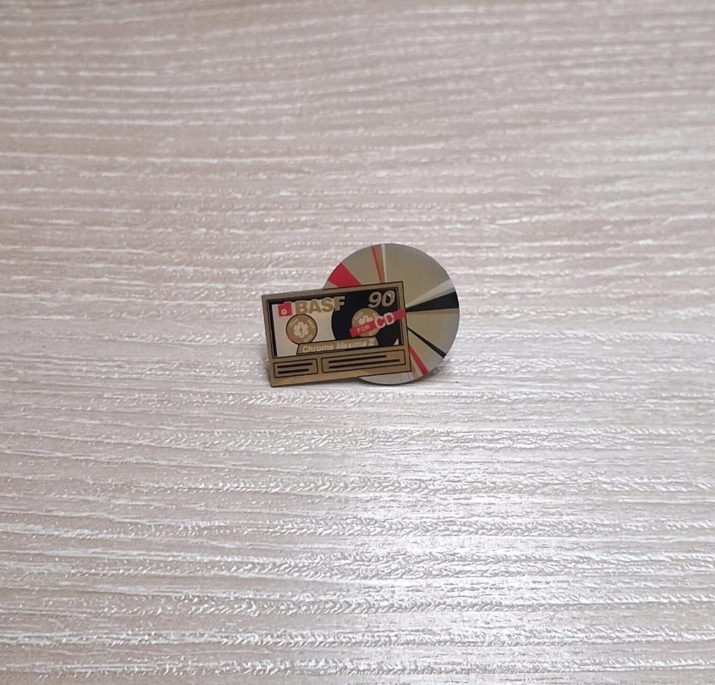 PIN - BASF - CASSETTE, Envoi, Utilisé, Marque, Insigne ou Pin's