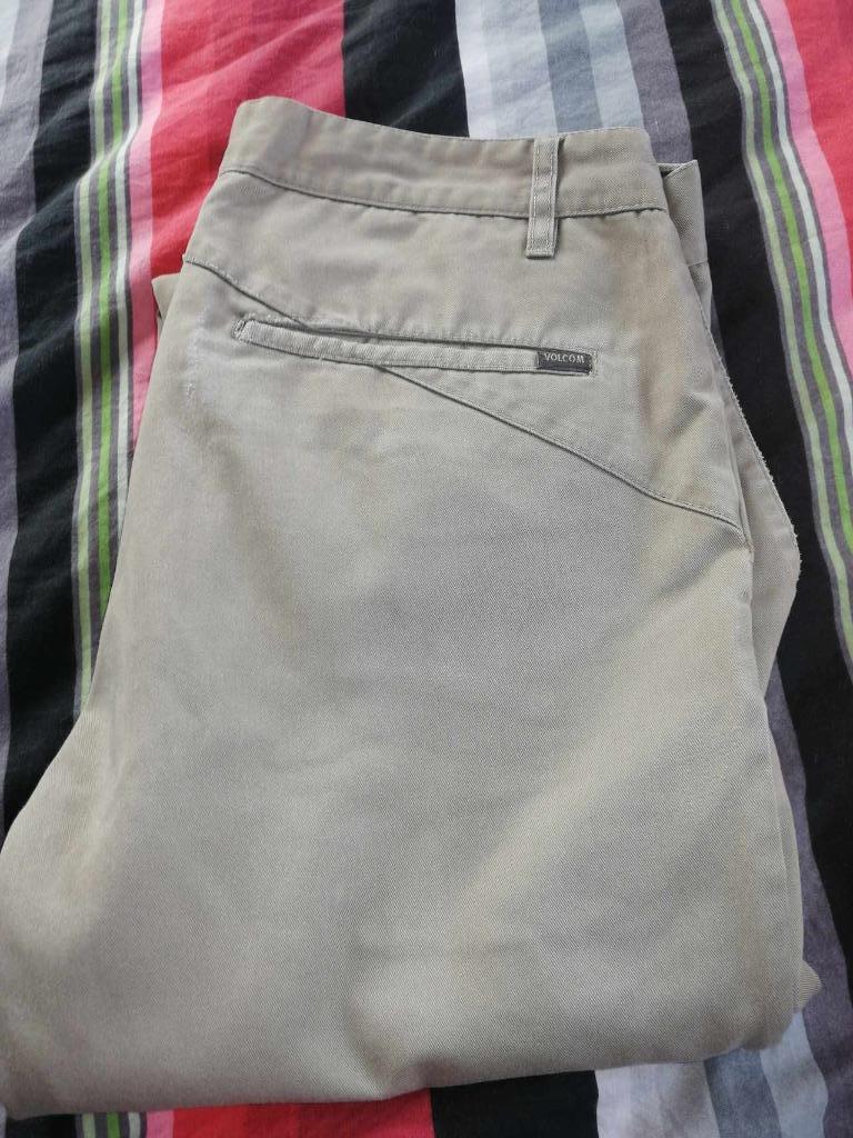 broek merk volcom  - maat size 32 vlekjes op en beschadigd s, Kleding | Heren, Ophalen of Verzenden, Gedragen, Maat 48/50 (M)