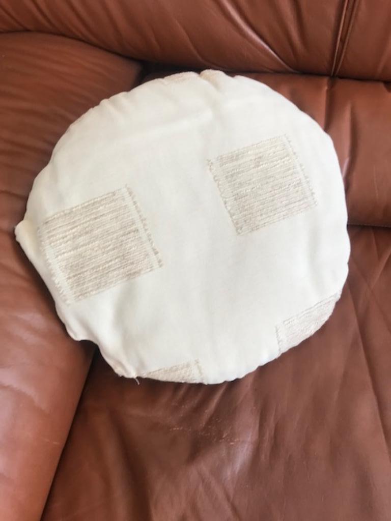 Nieuw rond beige kussen - diameter 35cm (nr4758), Huis en Inrichting, Woonaccessoires | Kussens, Ophalen of Verzenden, Nieuw, Beige