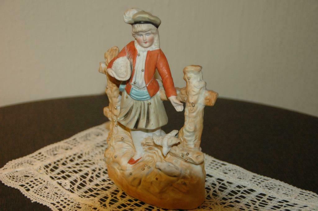 VINTAGE BEELDJE - KIND VOEDT VOGELTJES - PORSELEIN + KANTJE, Ophalen
