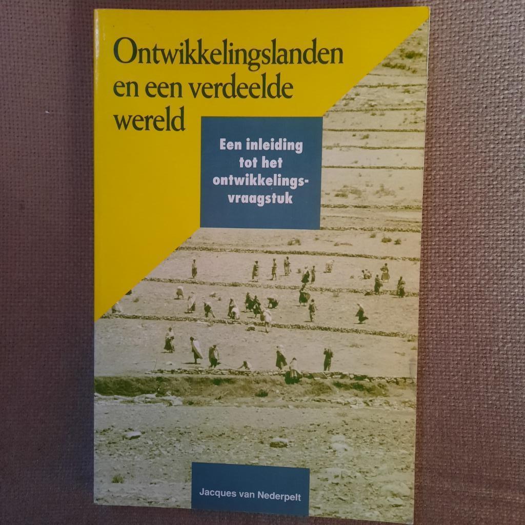 ONTWIKKELINGSLANDEN EN EEN VERDEELDE WERELD-J.VAN NEDERPELT, Ophalen of Verzenden