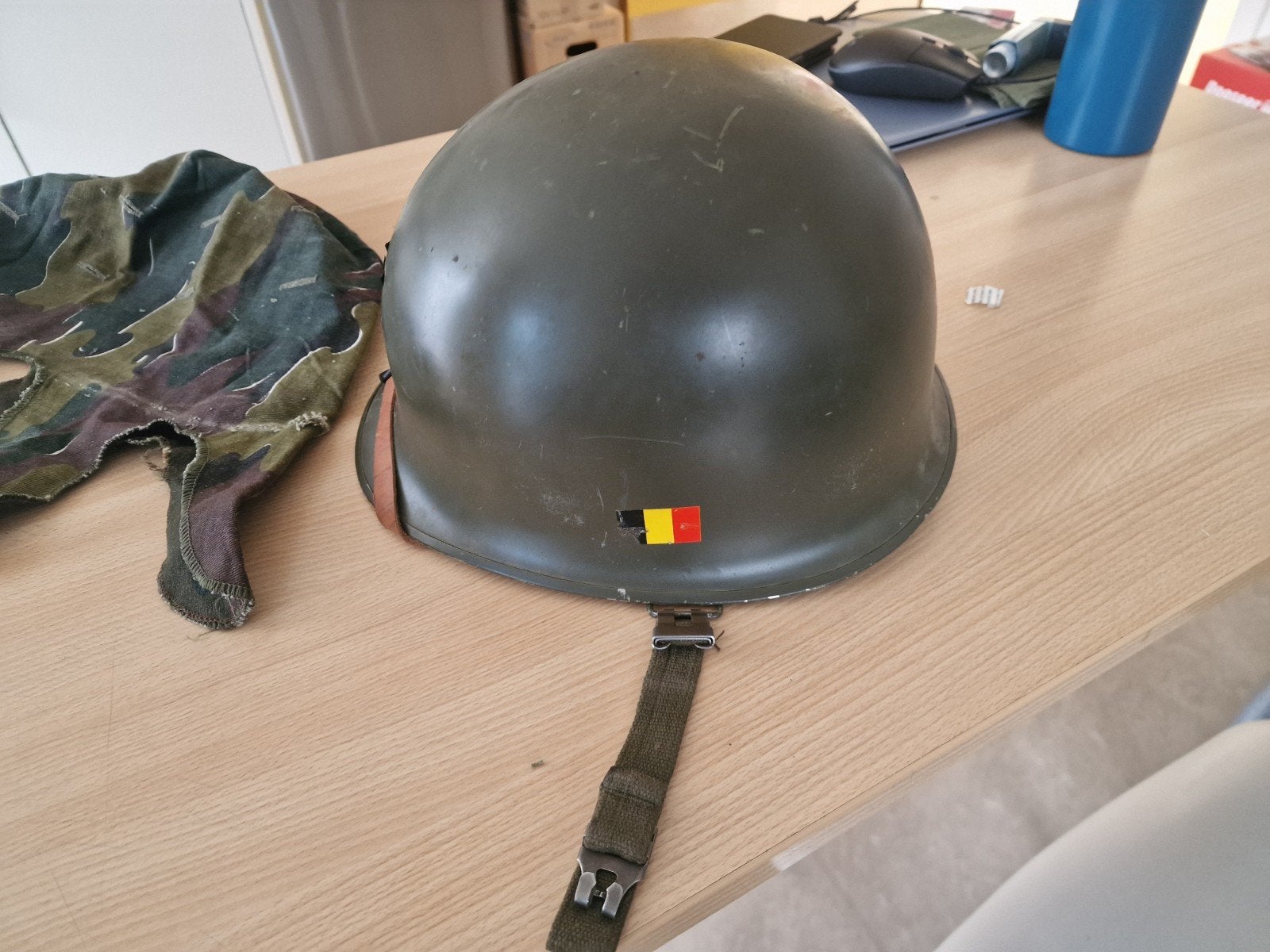 NR3 Belgische leger helm met de camo hoes jaar 1970 of 80, Verzamelen, Ophalen of Verzenden, Landmacht, Helm of Baret