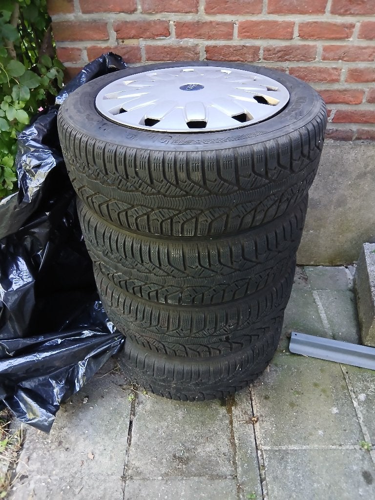 Kit roues avec enjoliveurs pour Ford (Focus) 205/55 R16 91H, Pneus et Jantes, Pneus hiver, 16 pouces, Véhicule de tourisme