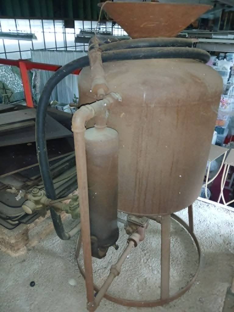 Zandstraalketel (drukketel) + zandstraalhelm met kijkvenster, Doe-het-zelf en Bouw, Ophalen, Gebruikt
