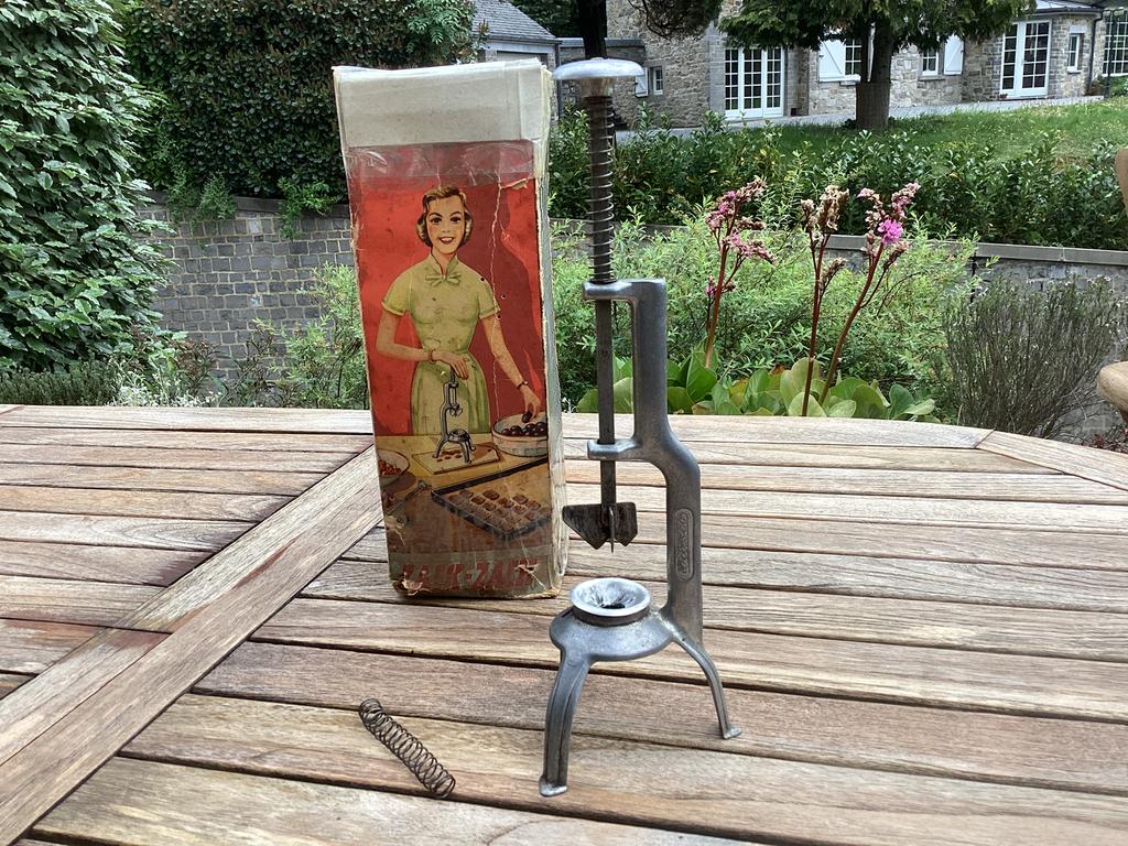 Dénoyauteur ancien Wilesco zack-zack cerises,prunes ….., Enlèvement ou Envoi, Utilisé