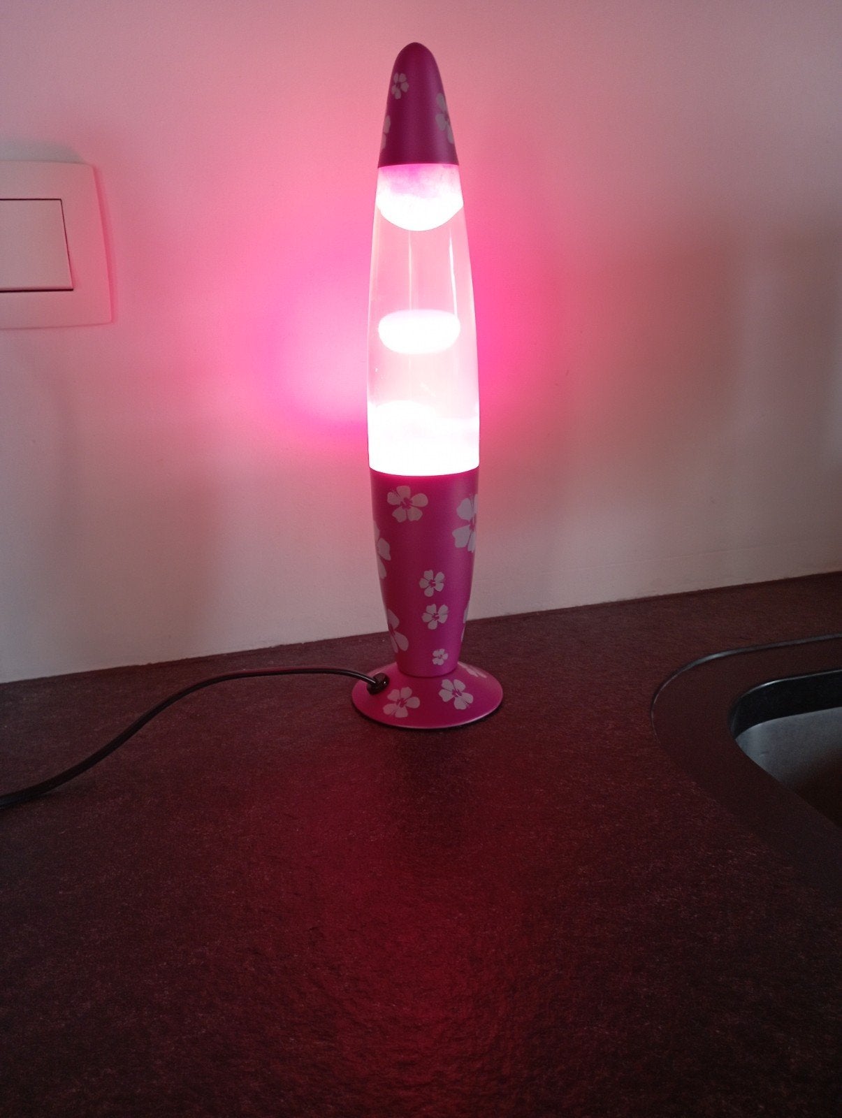Lampe à lave rose fuchsia aux motifs fleuris, Maison & Meubles, Lampes | Lampes de table, Rose, Lampe à lave, Enlèvement