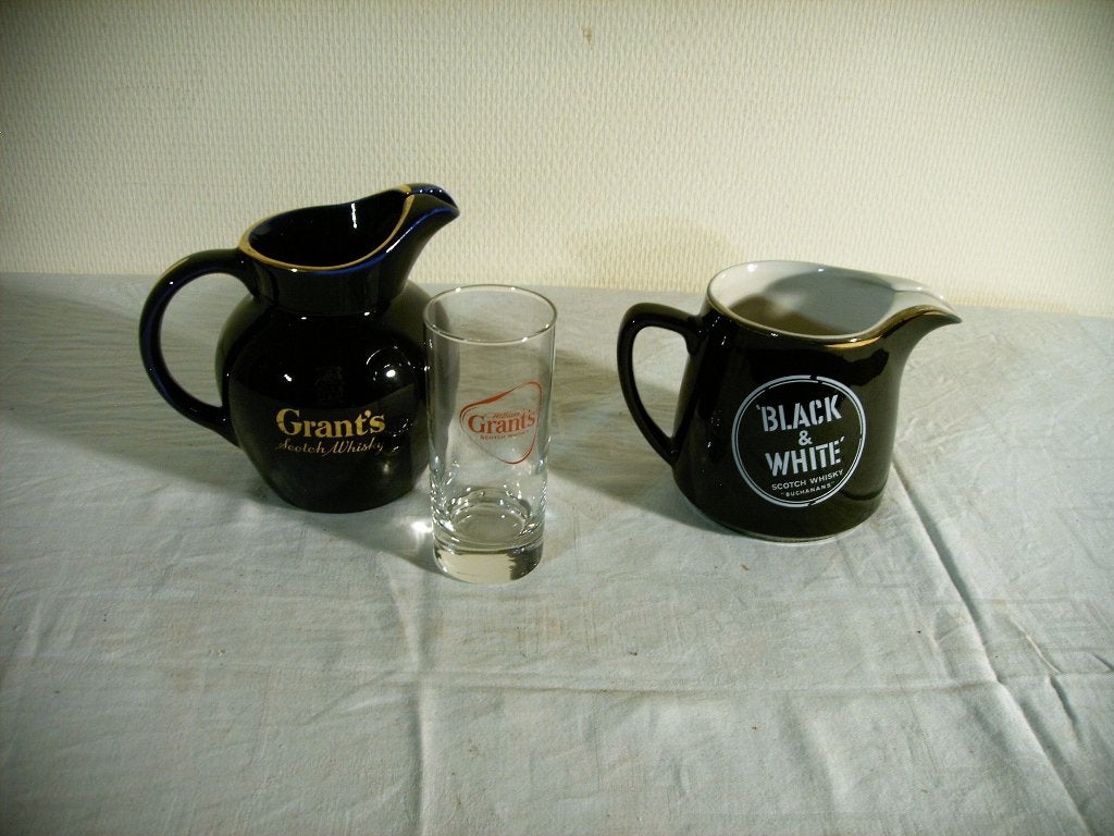 2 carafes à whisky Black & White et Grant's avec verre., Antiquités & Art, Enlèvement ou Envoi