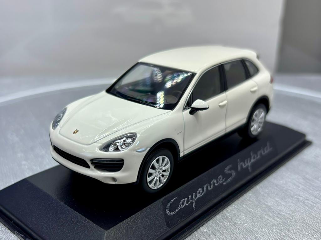 1:43 Porsche cayenne s hybrid wit, Hobby en Vrije tijd, Ophalen of Verzenden, Zo goed als nieuw