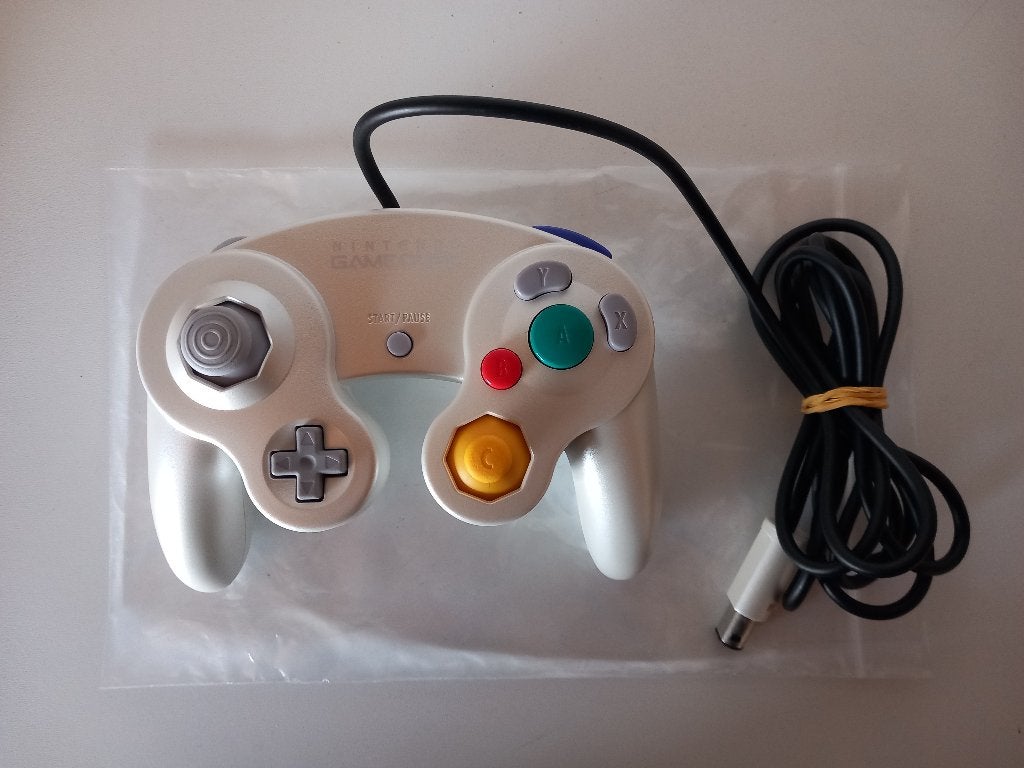 Nintendo GameCube controllers (diverse kleuren), Games en Spelcomputers, Verzenden, Gebruikt, Overige kleuren, Met 3 controllers of meer