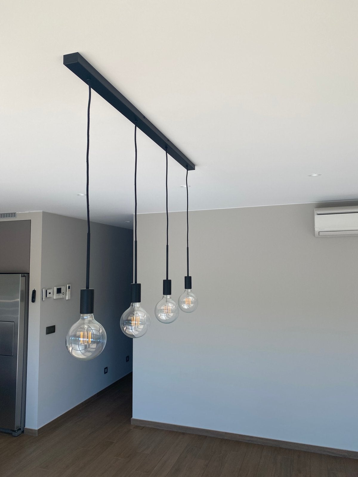 Moderne hanglampen – 4 lichtpunten – zwart met glazen bollen, Ophalen, Zo goed als nieuw