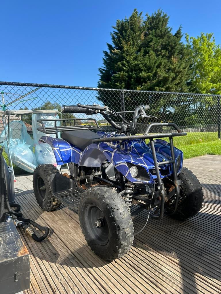kinderquad die een nieuwe accu nodig heeft 35 v