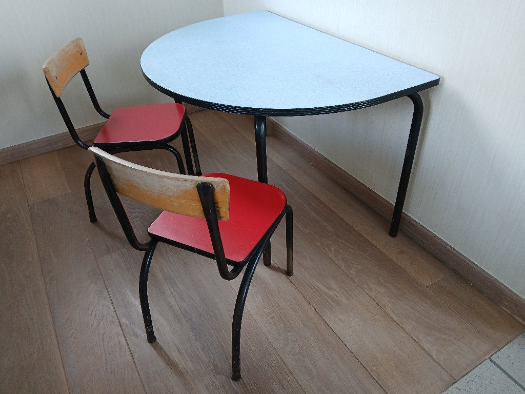 Vintage kinderspeeltafel + 2 stoeltjes, Antiek en Kunst, Ophalen