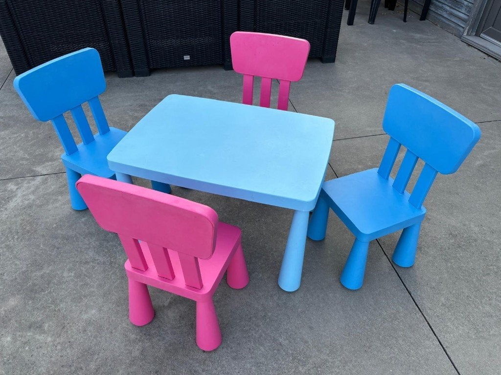 IKEA MAMMUT kindertafel met 4 stoeltjes (roze/blauw), Enlèvement, Utilisé, Table(s) et Chaise(s)