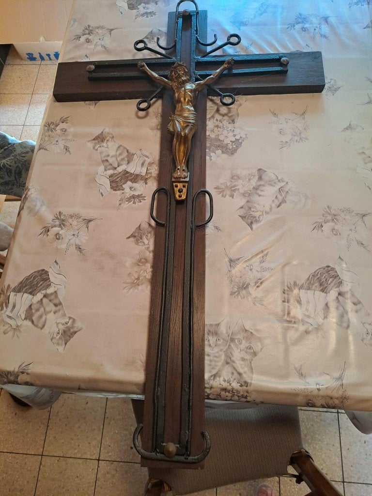 Grand Crucifix mural ancien en bois et fer forgé, Enlèvement