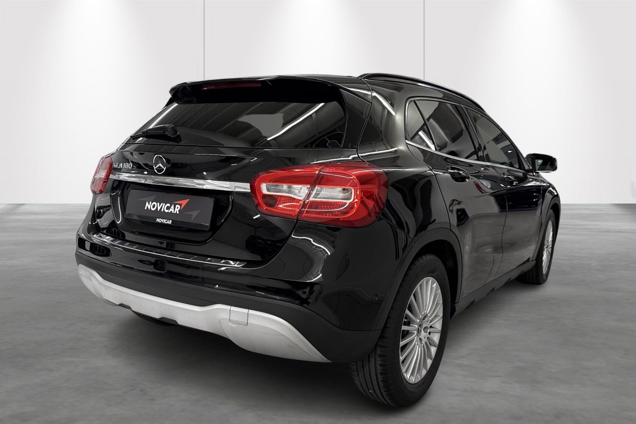 Mercedes-Benz GLA GLA 180 Business Solution Auto, Euro 6, Noir, 5 portes, 1200 kg