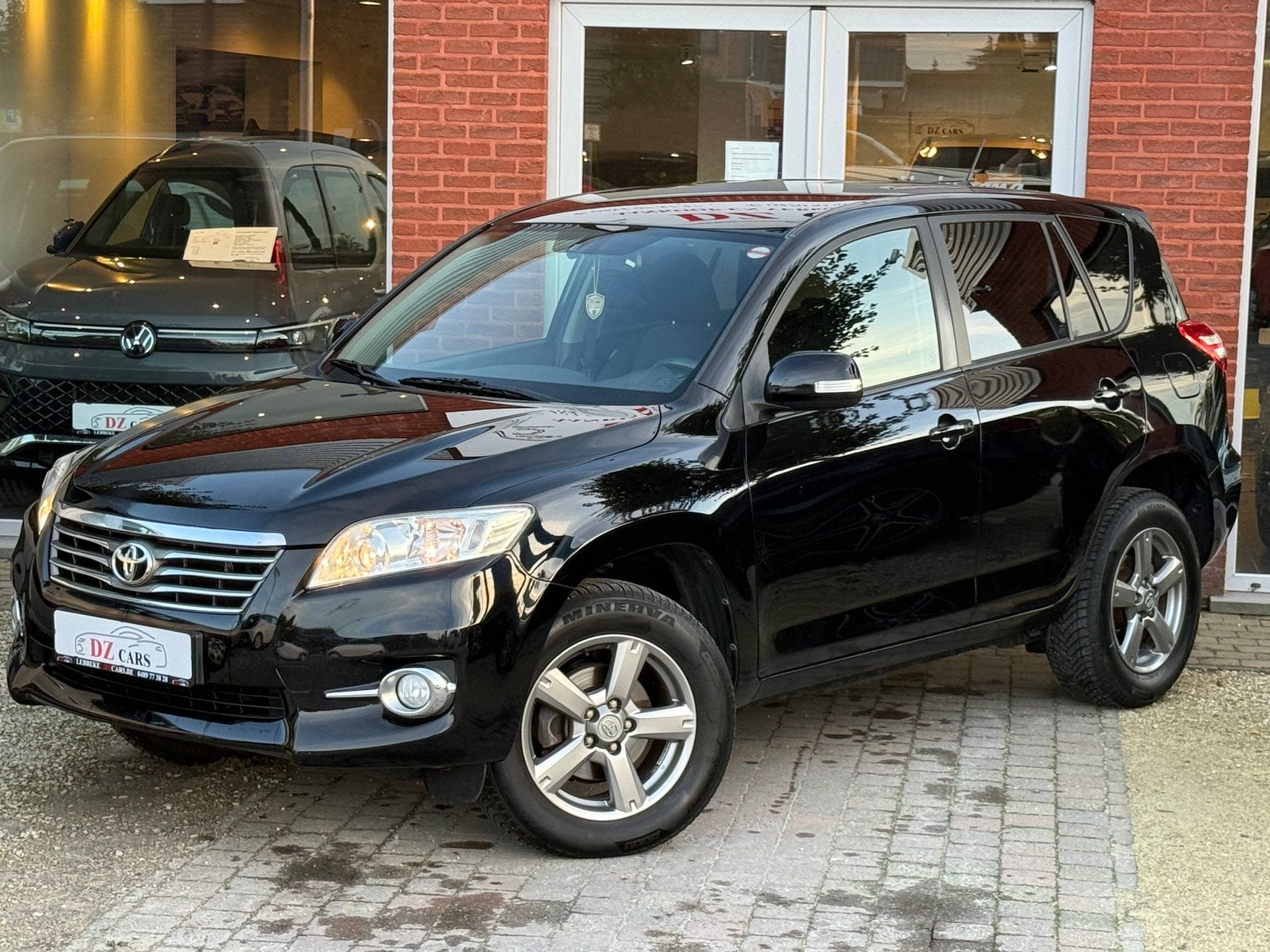 TOYOTA RAV4 4X4 2.2D 150CH |NAVI | CAMÉRA | KEY LESS |, Autos, Euro 5, Entreprise, Noir, 5 portes