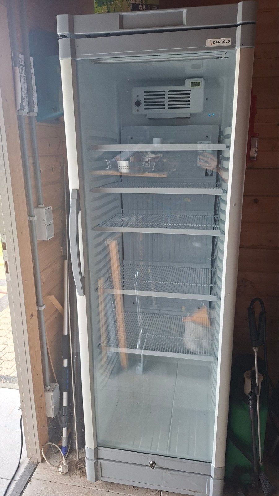 Dranken koelkast met glazen deur, Ophalen