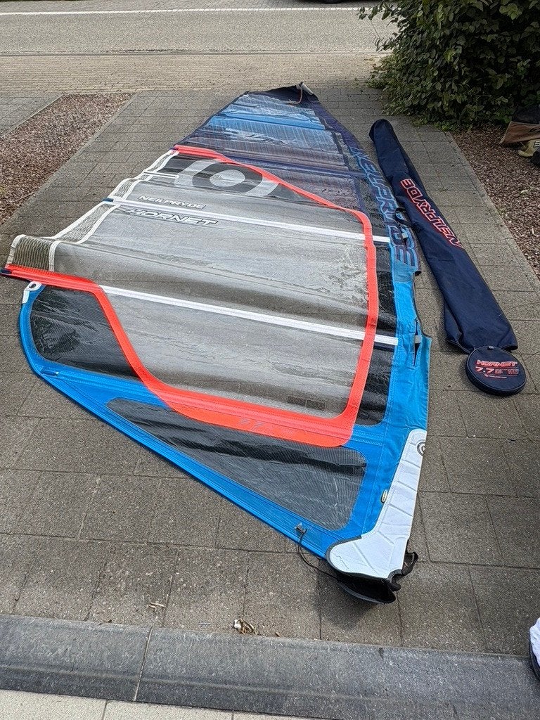 Surfzeil Neilpryde Hornet 7.7, Sports nautiques & Bateaux, Planche à voile, Enlèvement, Neilpryde, Avec sac de transport, Voile