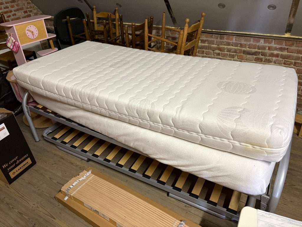 Inklapbare metalen bedden met lattenbodem en matras, Huis en Inrichting, Ophalen, 90 cm, Eenpersoons, Zo goed als nieuw