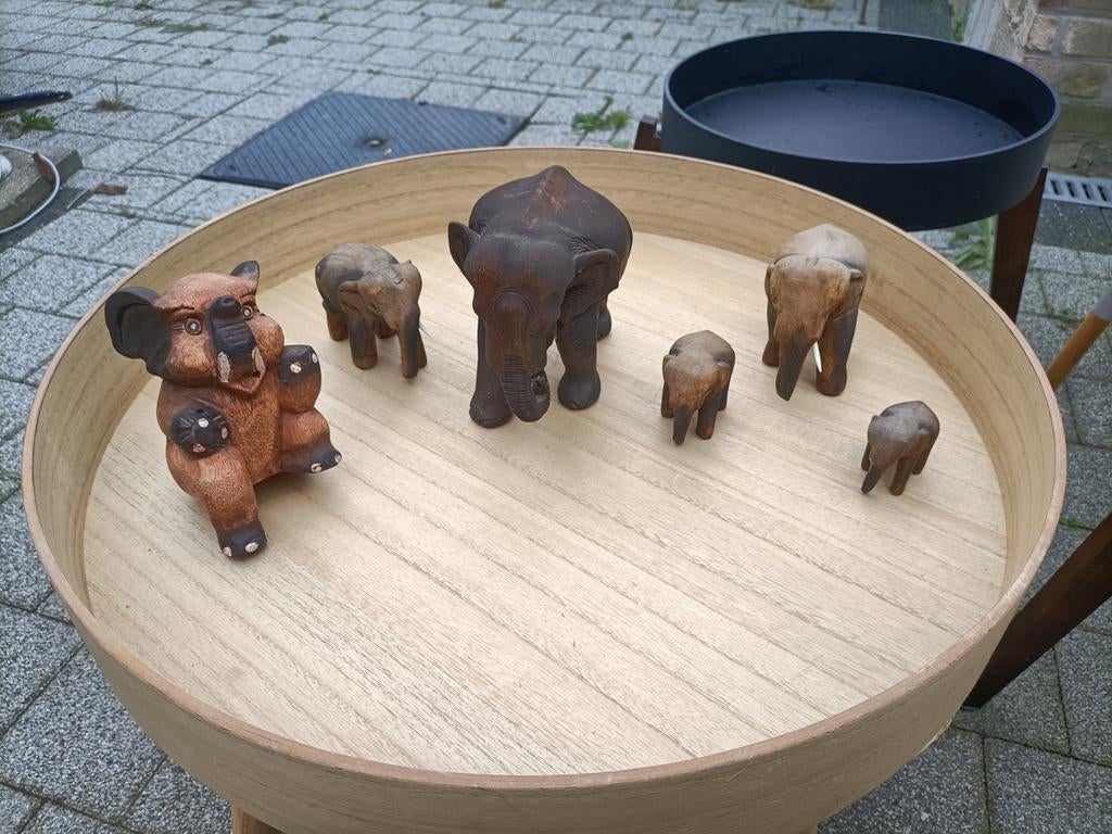 Houten beeldjes olifanten en 2 poezen., Ophalen
