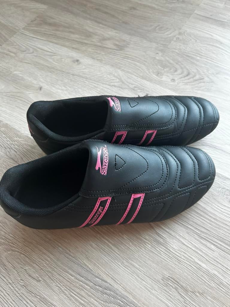 Slazenger damessportschoenen., Sport en Fitness, Voetbal, Ophalen, Zo goed als nieuw