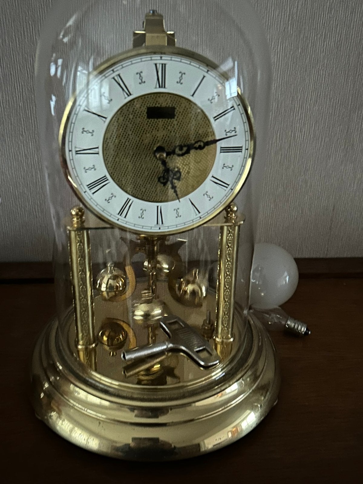 Klok onder stolp, Ophalen