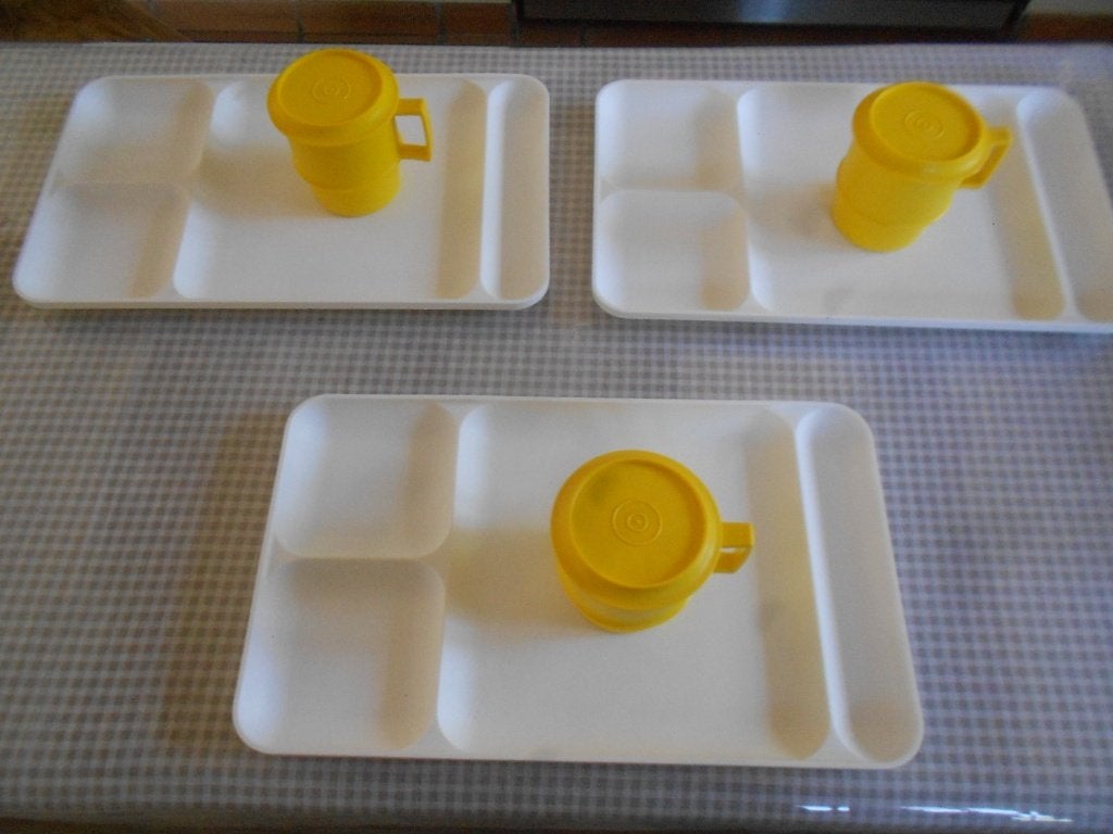 Tupperware dienbladen/bekers - picknick - TV (stacaravan), Huis en Inrichting, Ophalen of Verzenden