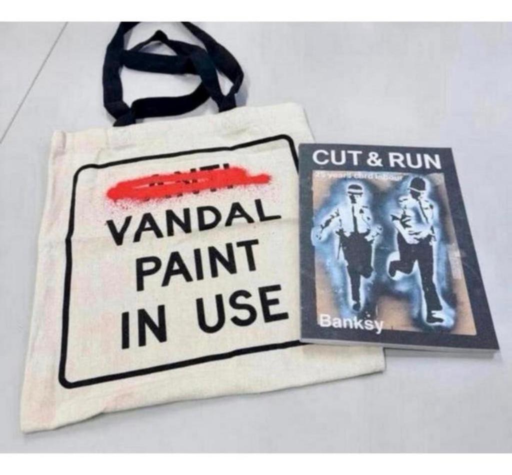 BANKSY Cut and Run - Boek en Tas, nieuw merchandise Set, Verzamelen, Muziek, Artiesten en Beroemdheden, Nieuw, Boek, Tijdschrift of Artikel