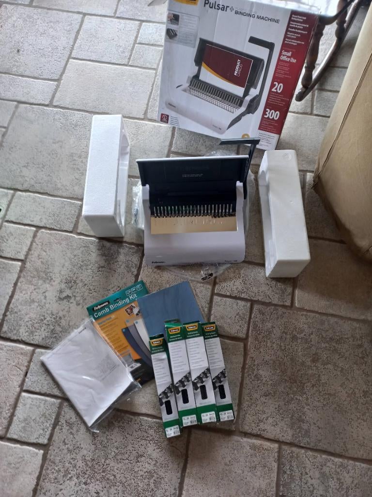 Relieuse Fellowes Pulsar 300 manuelle, Enlèvement, Comme neuf