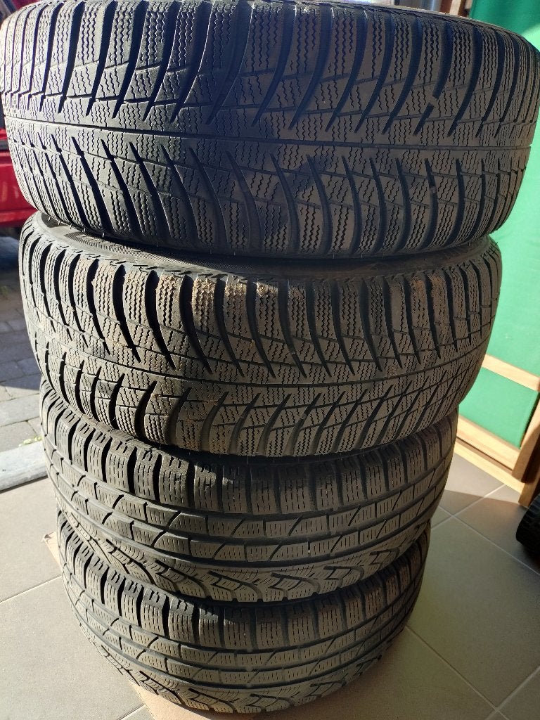 Jantes en alliage de 17" + pneus d'hiver 215/50 R17 (Prius+), Autos : Pièces & Accessoires, Pneus & Jantes, Véhicule de tourisme