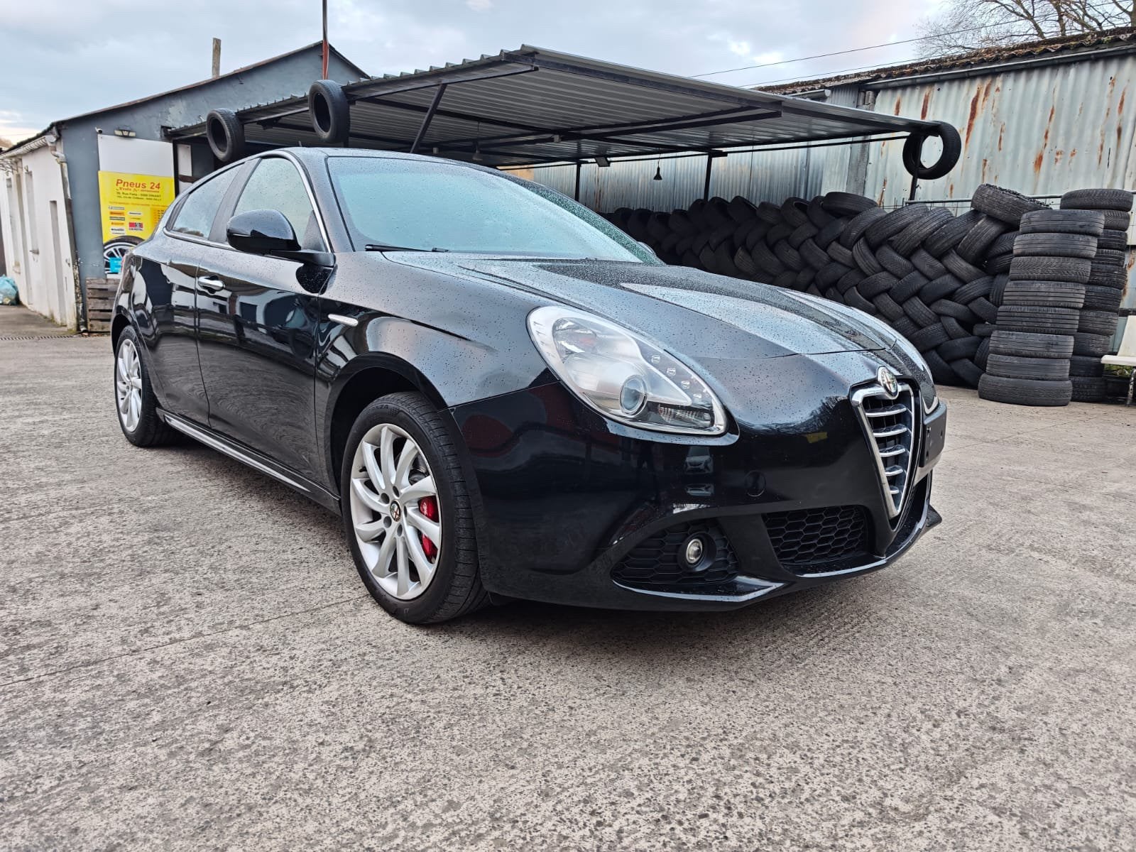 Alfa Romeo Giulietta 1.4 essence Abarth 170cv, Autos, Alfa Romeo, Particulier, Giulietta, Toit panoramique, Rouge, Carnet d'entretien