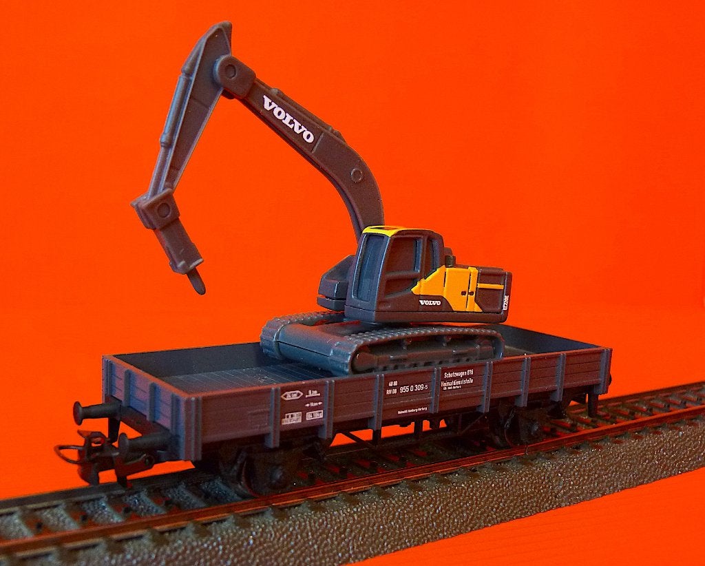 Wagon plate-forme gris MÄRKLIN avec Grue de Chantier VOLVO, Enlèvement ou Envoi, Courant alternatif, Wagon, Comme neuf