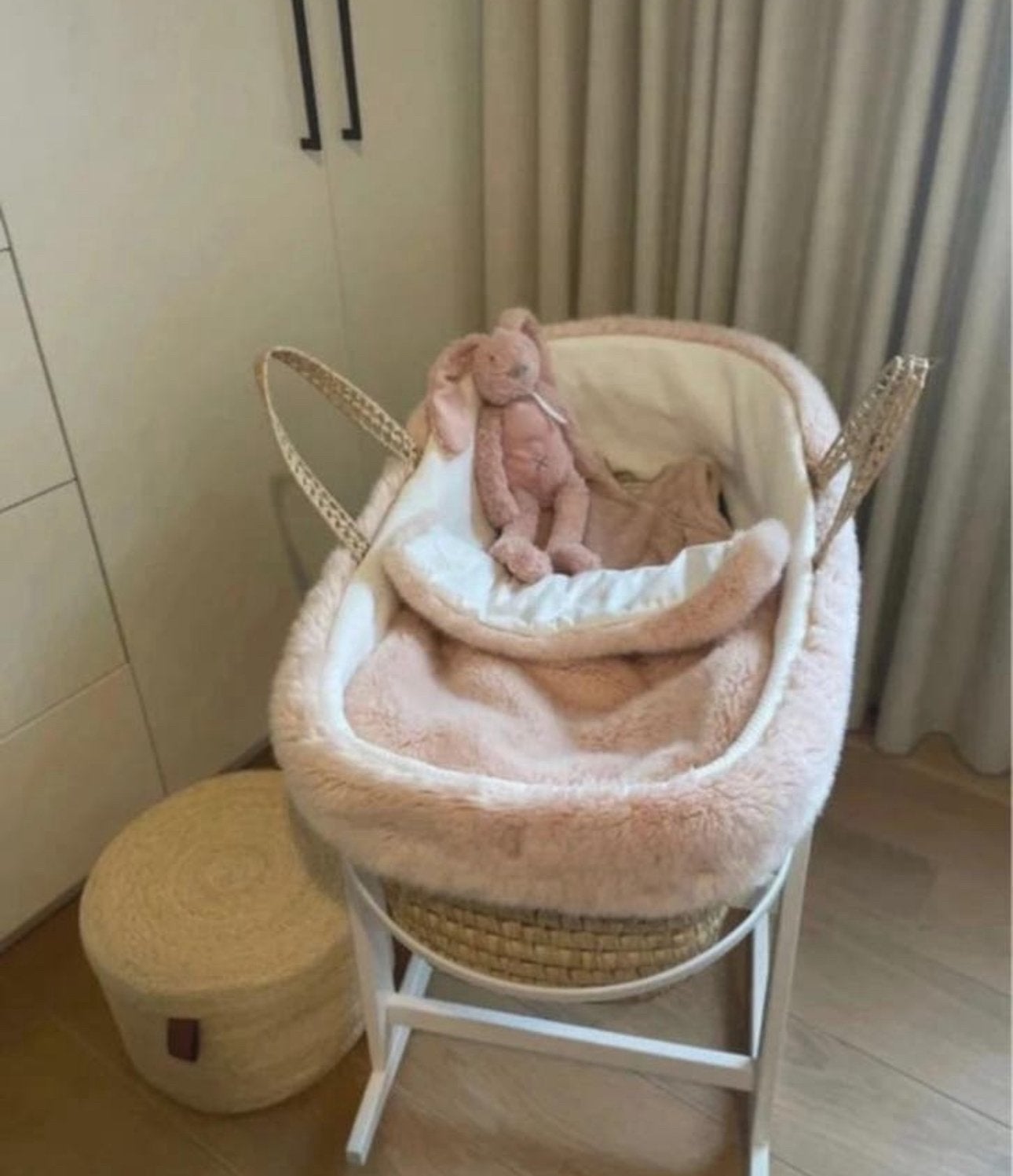 Handmade mozeswieg met roze bont bekleding, Ophalen, Zo goed als nieuw, Wieg