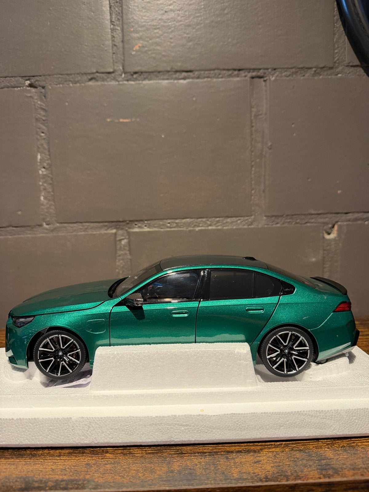 Minichamps isle of man green BMW M5, Hobby & Loisirs créatifs, Voitures miniatures | 1:18, Enlèvement, Comme neuf, MiniChamps