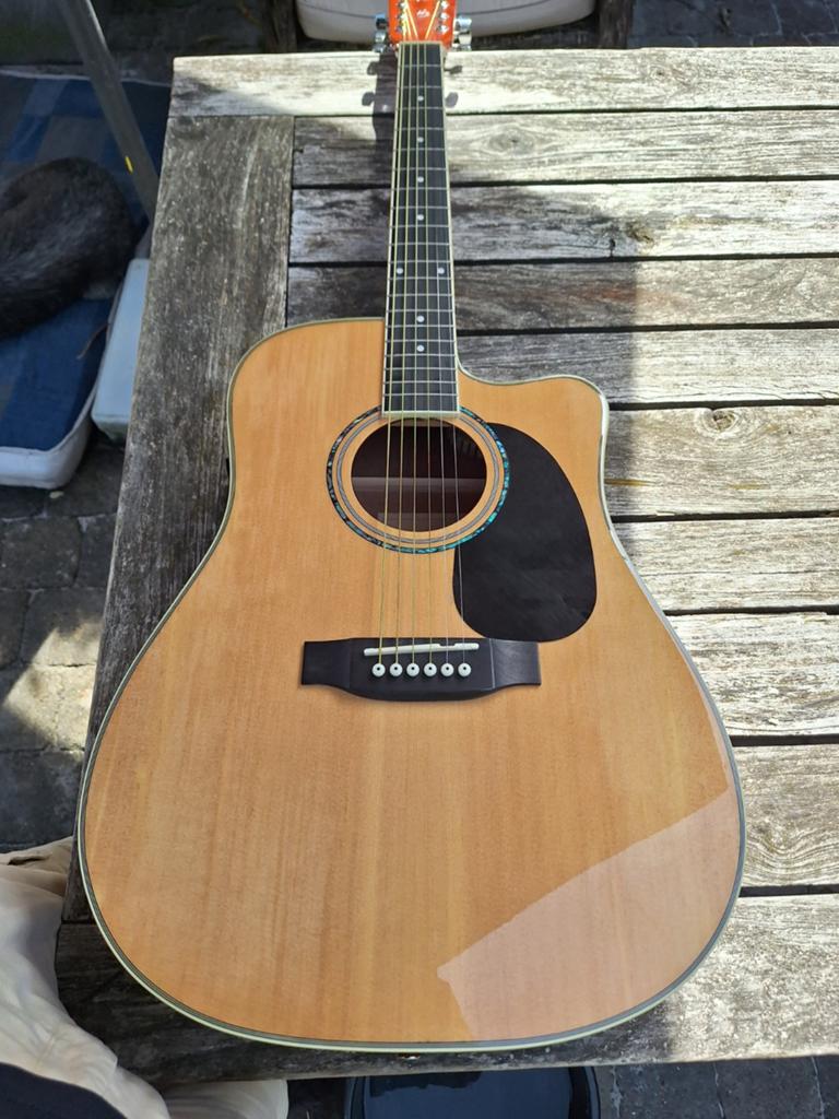 Gitaar Harley Benton, Ophalen